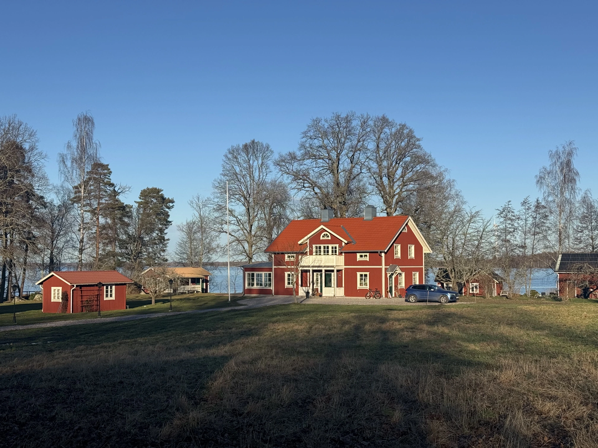 Rött bostadshus vid sjön, privat byggprojekt